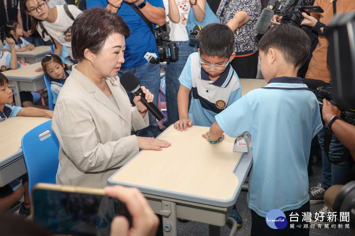 盧市長跟學童互動並介紹可調式課桌椅