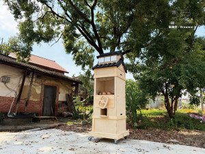 東草沒菸草-大阪式菸樓造型扭蛋機獲第一名。（縣府青發所提供）