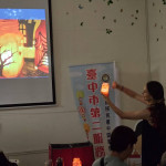 德國籍講師童德鴻指導新住民夫妻利用回收玻璃瓶製作家飾燈。