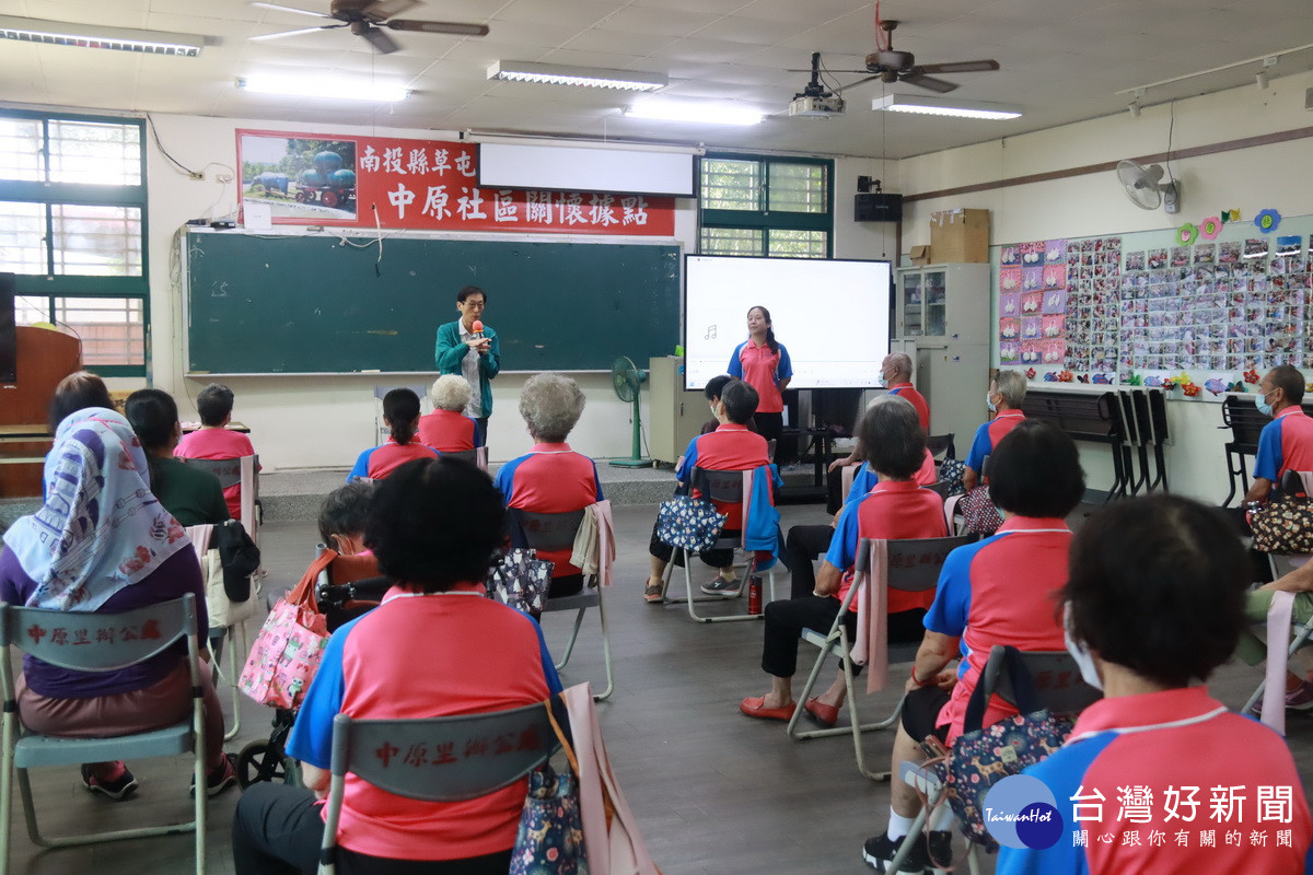 陳建中科長鼓勵大家踴躍出席社區活動。（記者扶小萍攝）