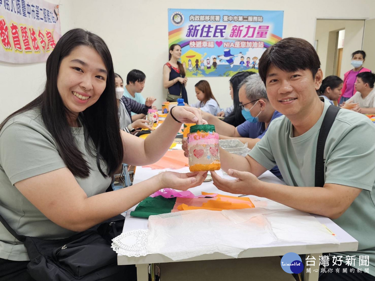 新住民夫妻利用回收玻璃瓶製作家飾燈。