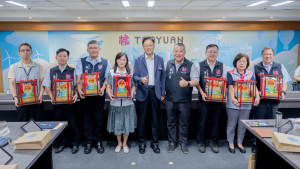 桃園市長張善政頒發「桃園市114年公立殯葬設施查核評鑑優等」獎牌予績優公所及市府殯葬管理所。
