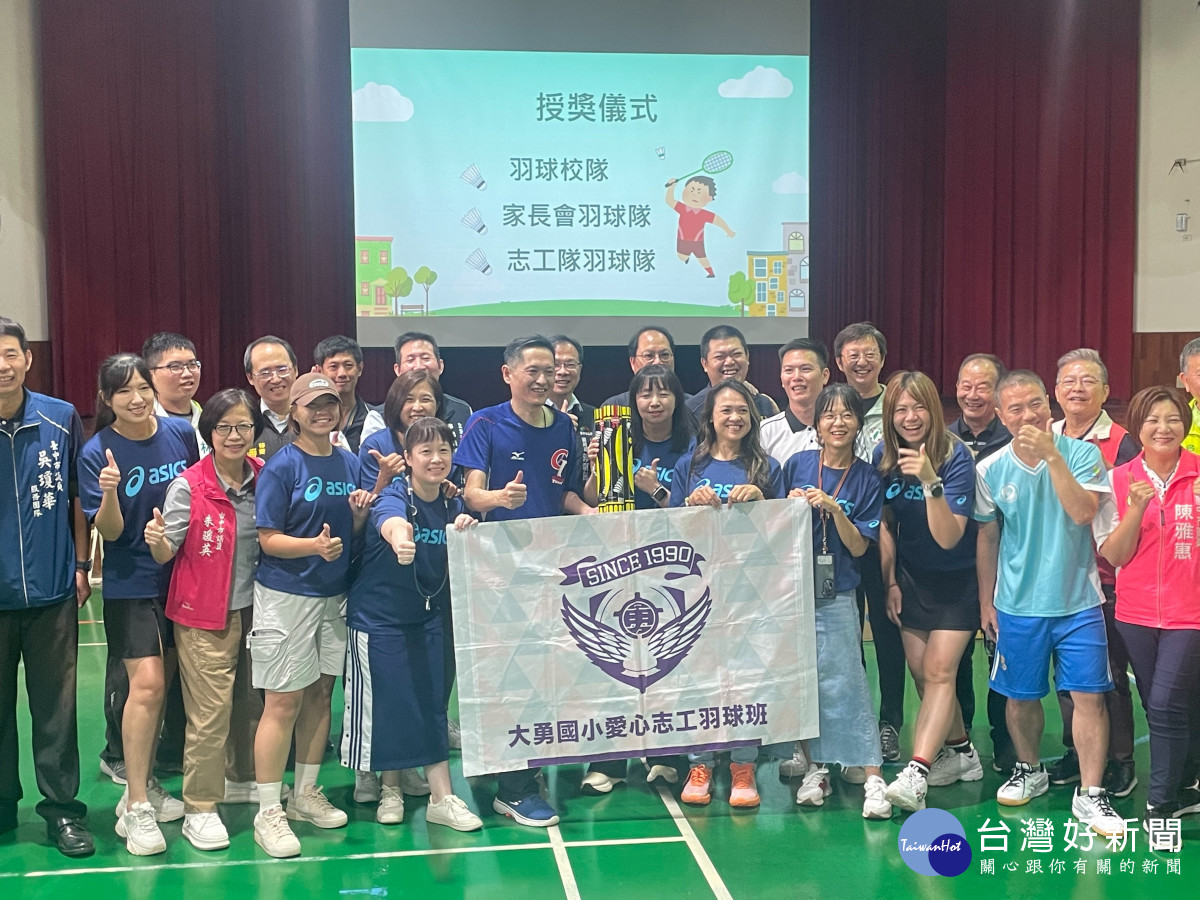 運彩公會捐贈台中市大勇國小羽球隊5000顆球藍綠議員到場力挺。