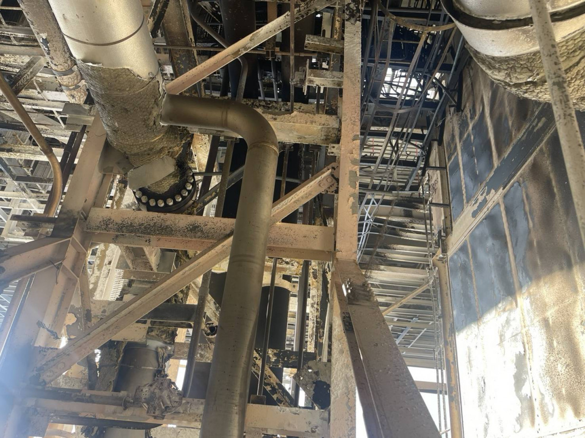 台電人員與相關工程團隊今(10)日赴興達電廠新2號機進行現場勘查，確認天然氣洩漏地點。（圖／台電提供）
