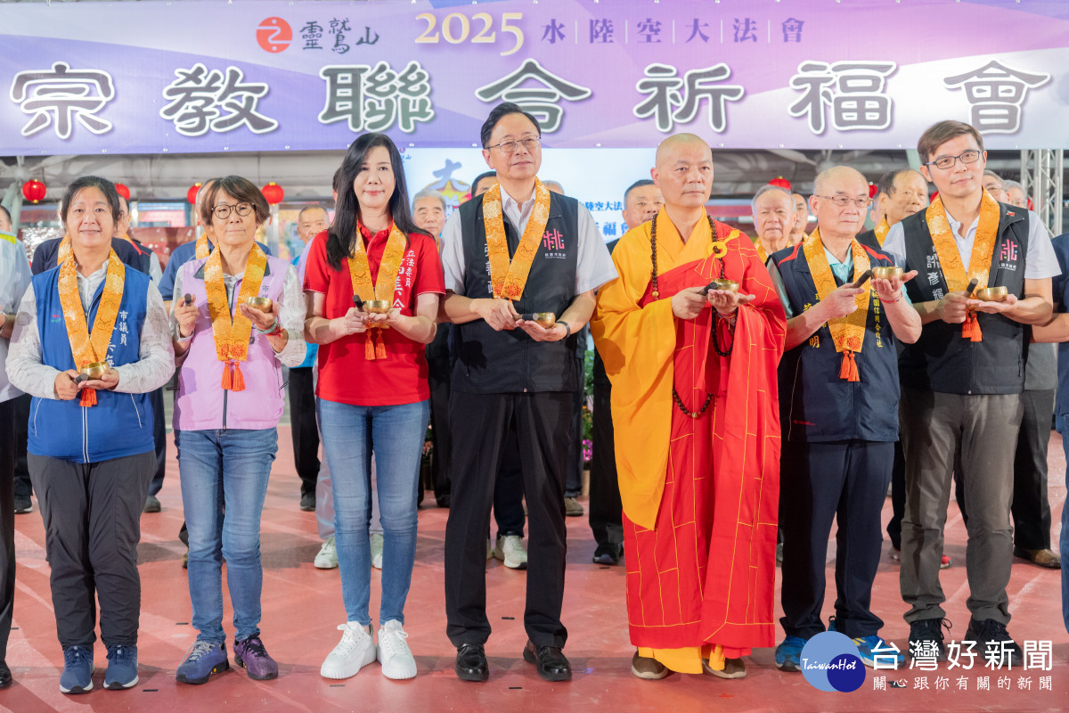 張市長和貴賓一同為桃園祈福。