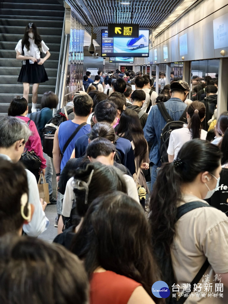 網友貼出機捷A7體育大學站早上6點46往台北通勤人潮相片。（圖/A7重劃區大小事）