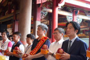 褒忠亭義民廟祭祀大典獻果。