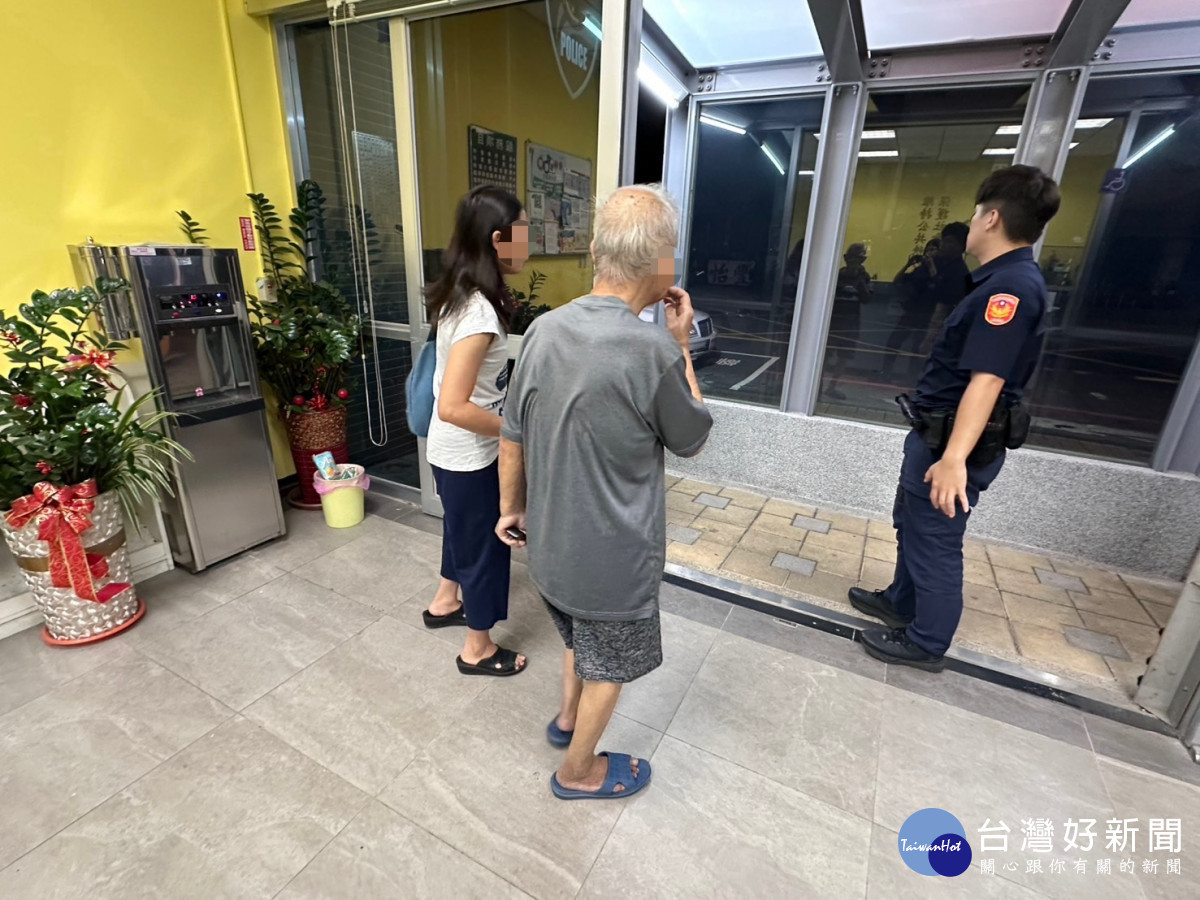 失智老翁深夜迷途，楊梅警即刻尋獲助返家。