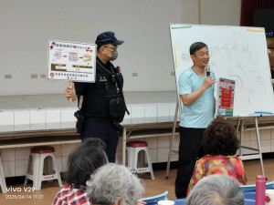交通安全月，平鎮警加強宣導行人路權。