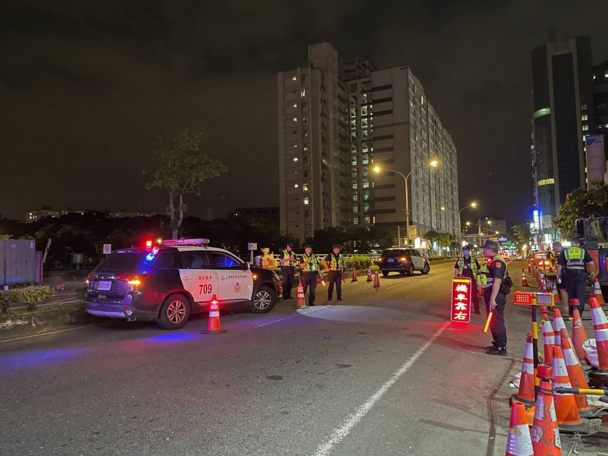 交通安全月，平鎮警加強宣導行人路權。