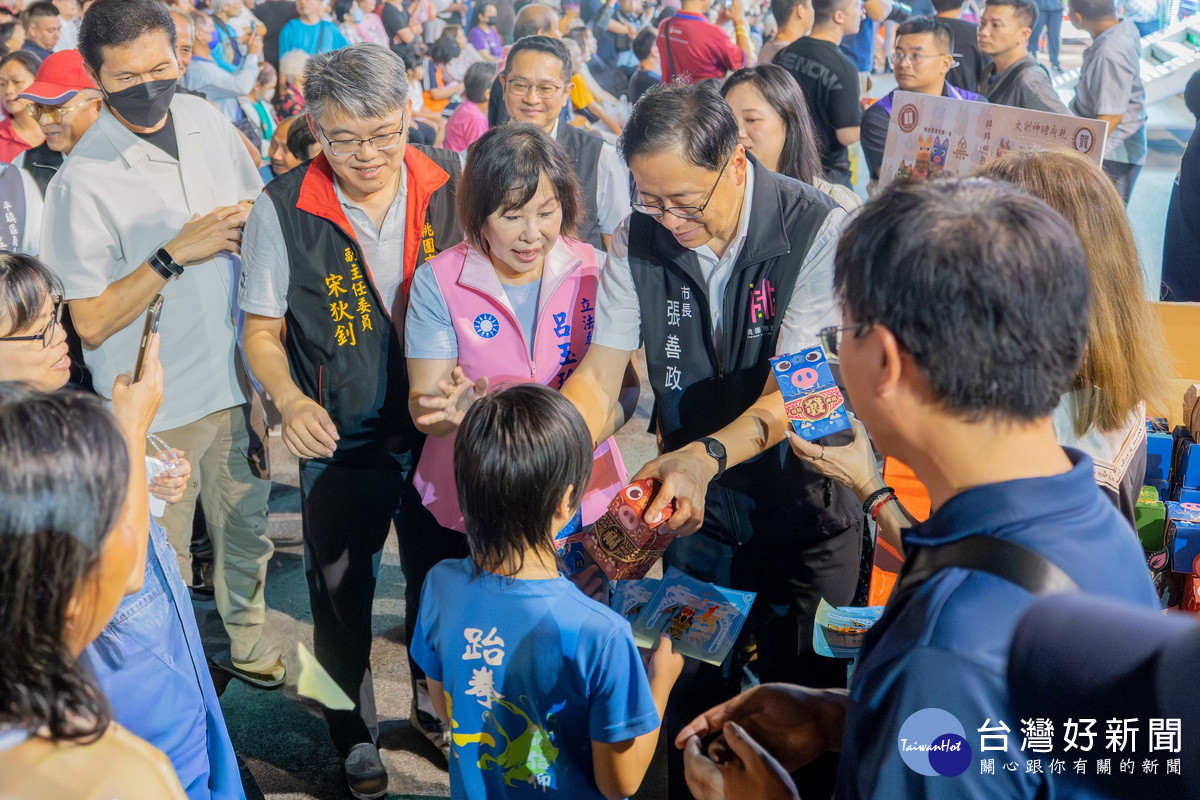 桃園市長張善政出席114年義民節慶讚中元慶典活動與民眾互動。