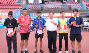 東泰高中林沛萱(左一)、湯承恩(左三)與詹以安(右二)。