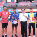 東泰高中林沛萱(左一)、湯承恩(左三)與詹以安(右二)。