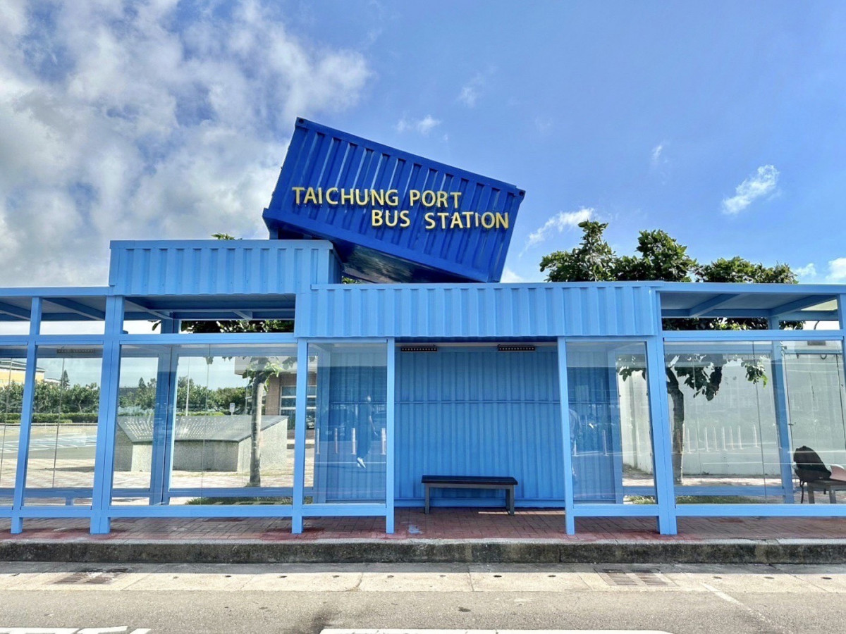 交通局在台中港旅客服務中心設置梧棲轉運節點，以貨櫃打造水藍色候車長廊。
