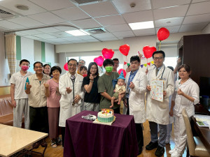 醫療團隊與家屬齊聚病房為周歲生日男嬰獻上祝福。