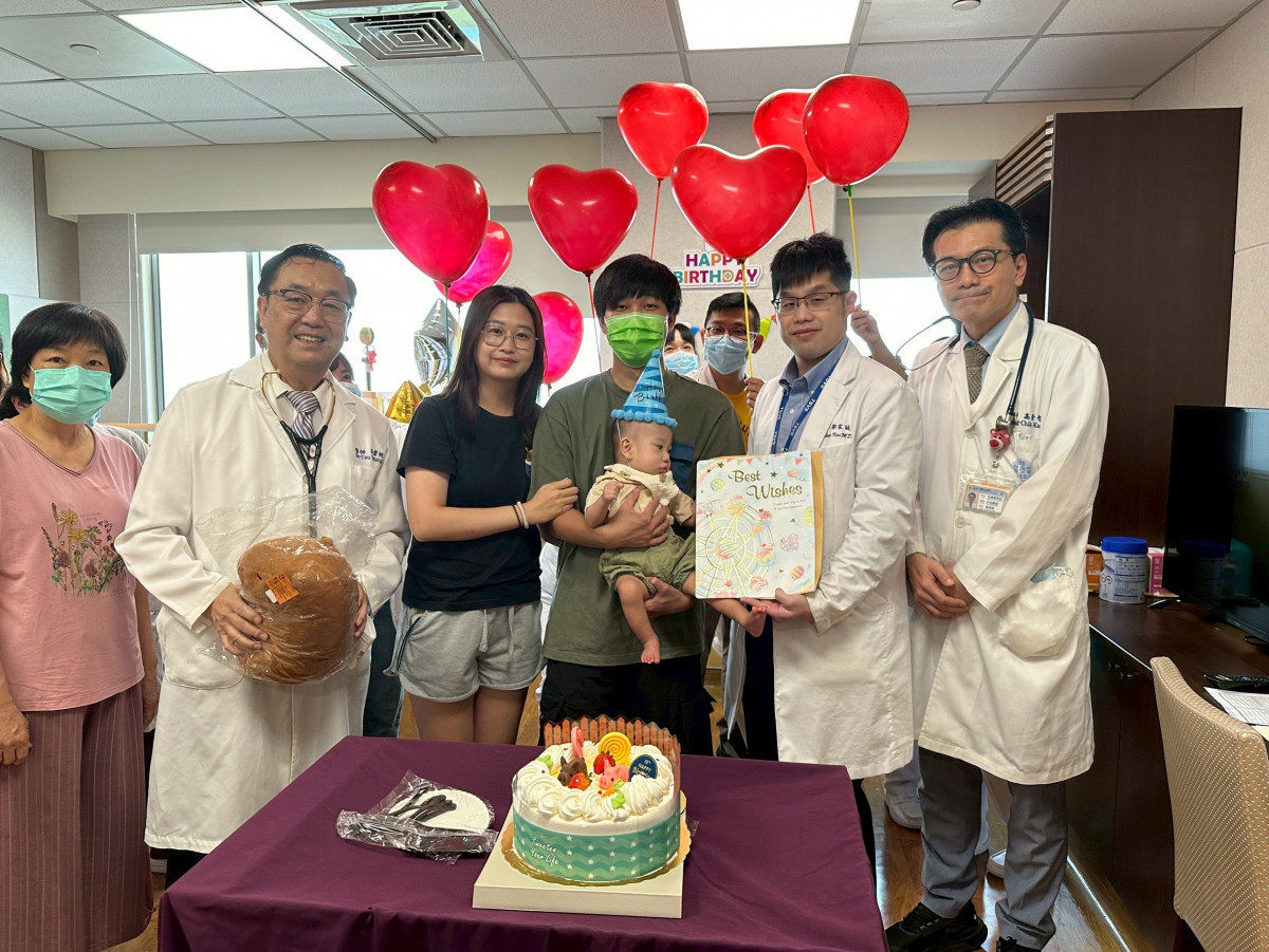 醫療團隊送生日禮物給卡片給孩子。