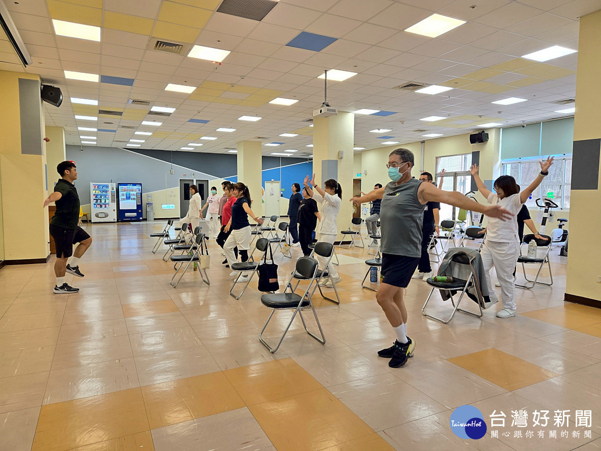 桃園療養院辦理健康促進教育訓練課程　    強化員工核心與上肢肌力