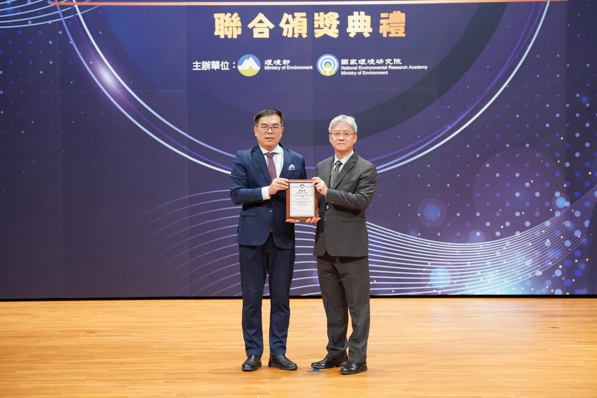 方慎德副總代表矽品精密獲環境部彭啟明部長頒發獎牌，肯定公司的投入與貢獻。(右)