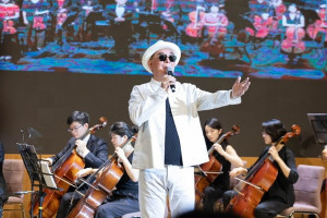 吳春山董事長開唱情形。林重鎣