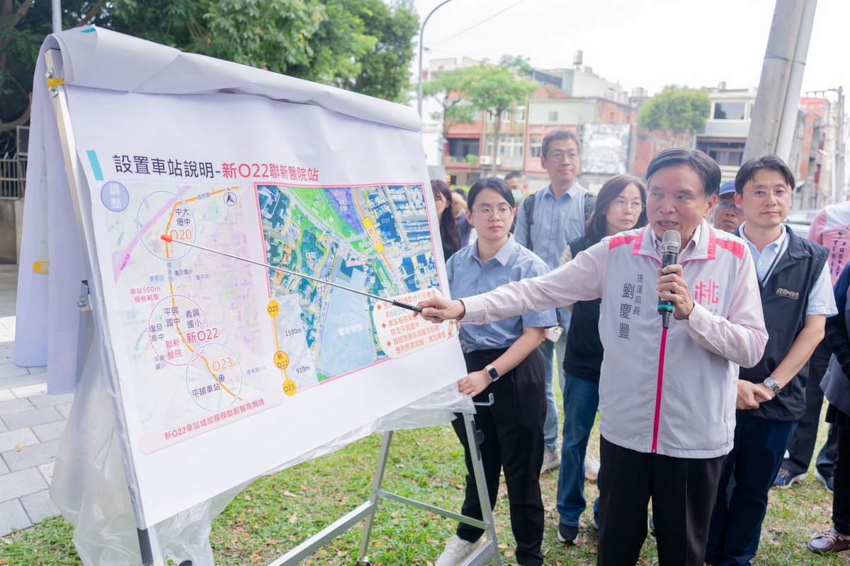桃園市政府捷工局長劉慶豐進行捷運橘線增設O21、O22站說明。<br />
