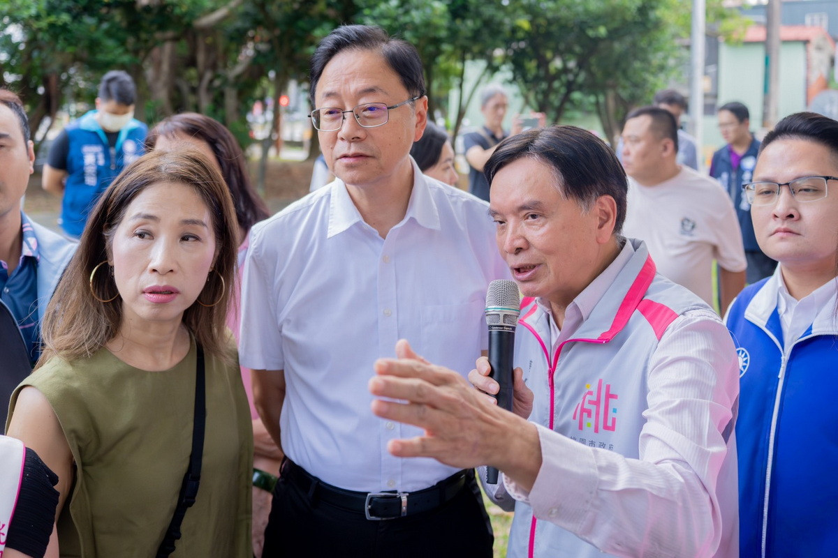 桃園市長張善政在捷工局長劉慶豐陪同中進行現勘。<br />
