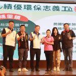 王副縣長頒獎表揚服務滿20年環保志義工。（記者扶小萍攝）