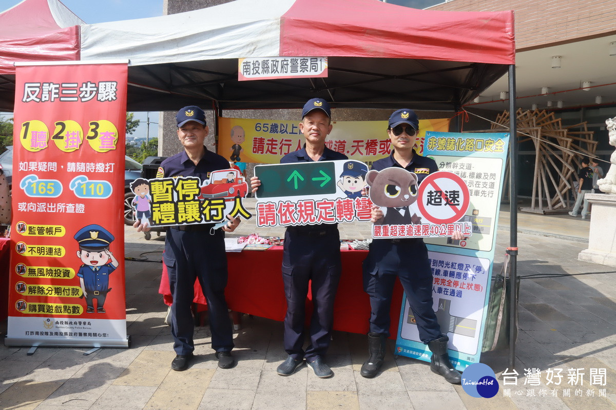 警察局交通隊宣導交通安全。（記者扶小萍攝）