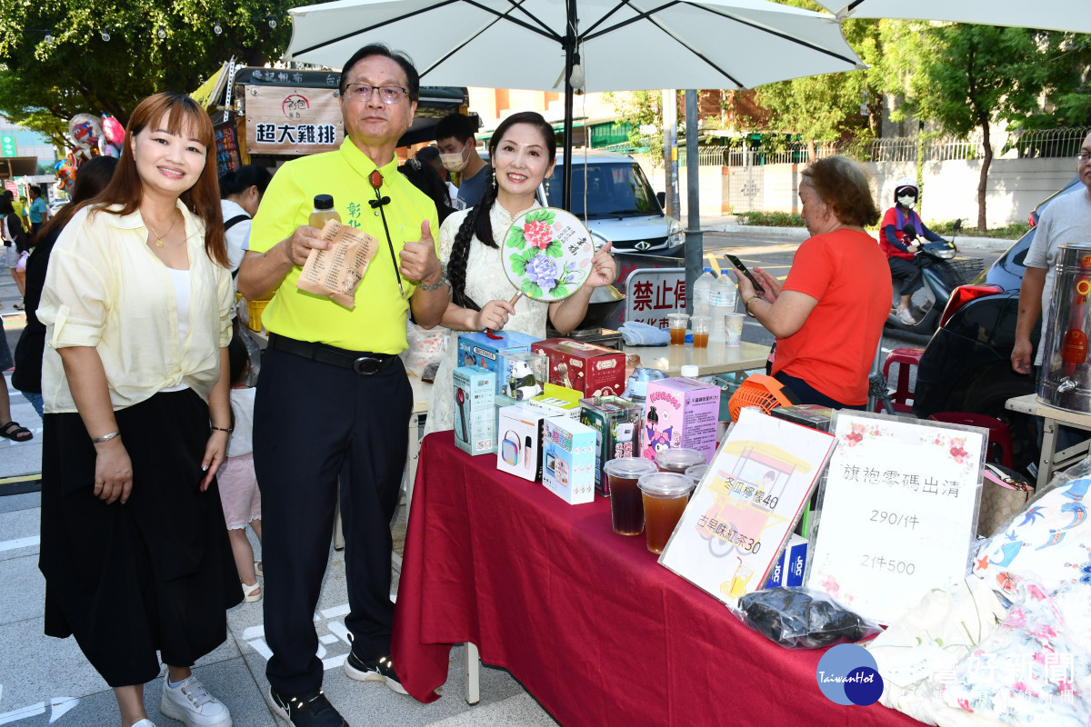 林世賢市長與彰化縣新住民發展協會理事長李明輝（左）一起為參加市集的新住民加油打氣。圖／記者鄧富珍翻攝