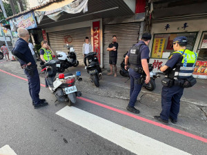警方出擊攔查改裝機車。