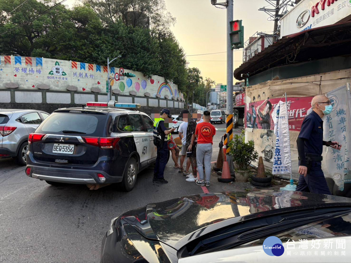 警方出擊攔查改裝機車。