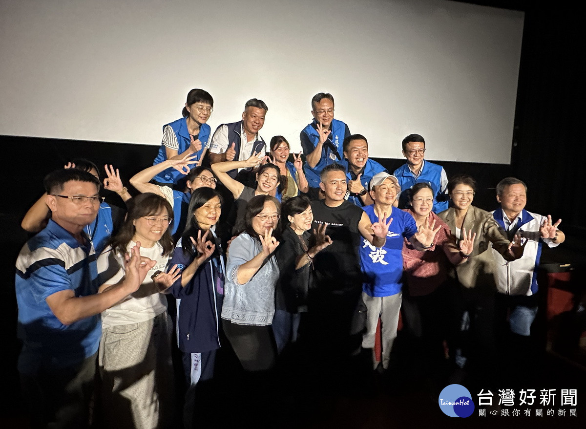 觀眾、縣府同仁爭相與演員合影。（記者扶小萍攝）