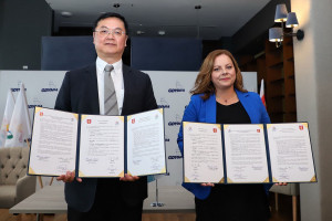 高雄市與波蘭格丁尼亞市正式締結為姊妹市，由高雄市副市長羅達生（左）、格丁尼亞市長科西奧雷克（Aleksandra Kosiorek）（右）代表兩市簽署協定。（圖／高雄市府行政暨國際處）