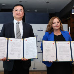 高雄市與波蘭格丁尼亞市正式締結為姊妹市，由高雄市副市長羅達生（左）、格丁尼亞市長科西奧雷克（Aleksandra Kosiorek）（右）代表兩市簽署協定。（圖／高雄市府行政暨國際處）