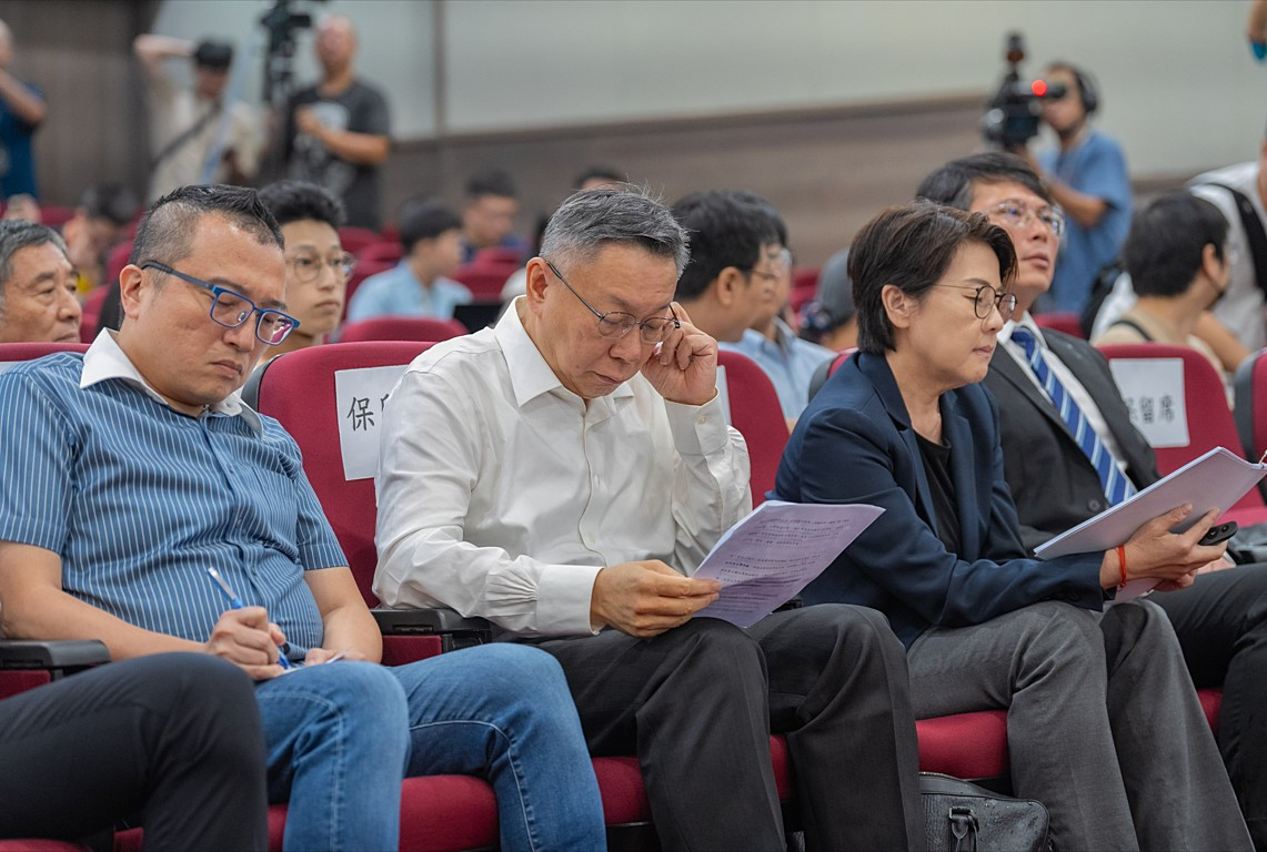 台灣民眾黨創黨暨前黨主席柯文哲（中）與民眾黨秘書長周榆修（左）。（圖／資料照片，圖源：台灣民眾黨提供）