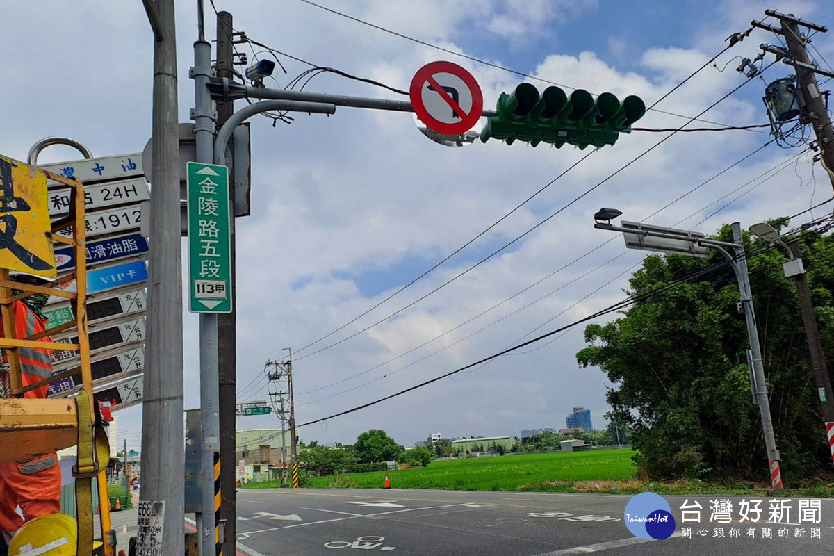 為降低交通事故，平鎮區金陵路五段與快速路一段路口雙向全日禁止左轉。