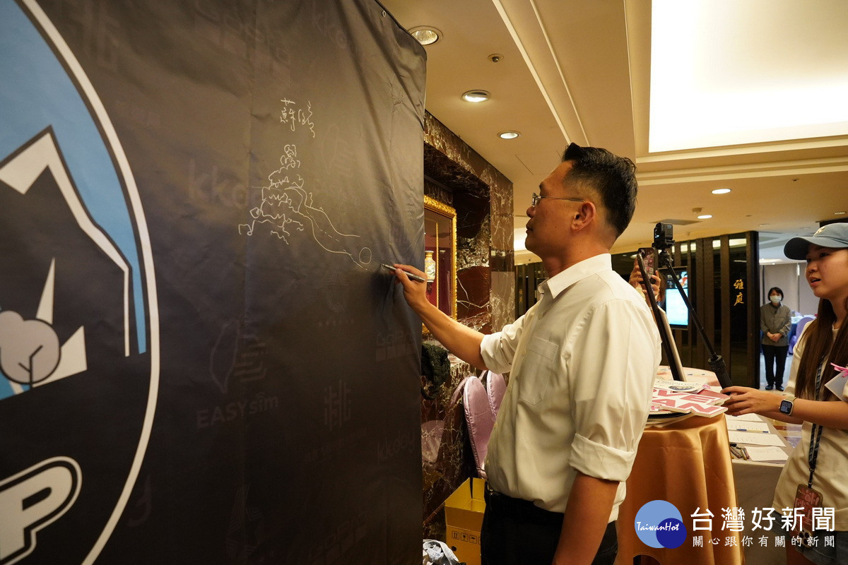 桃園市副市長蘇俊賓出席「住桃園很可以！GoPro Creator Camp」記者會時簽名。<br />
