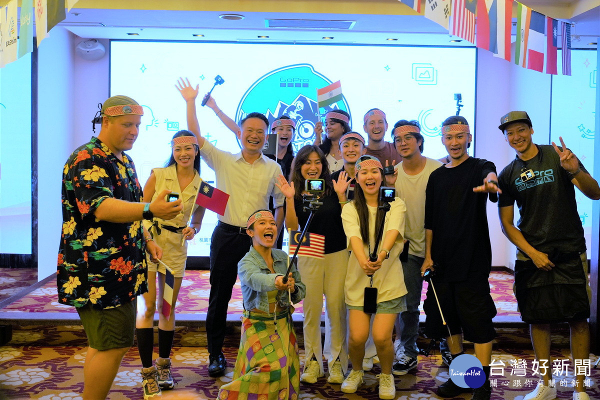 桃園市副市長蘇俊賓與來自10個國家的GoPro國際創作者合影。