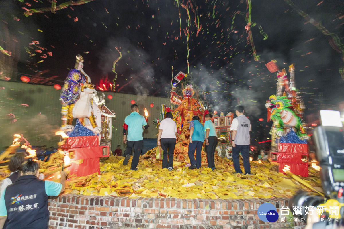 嘉義縣民雄大士爺祭14日深夜舉行恭送大士爺「火化升天」儀式／嘉義縣府提供