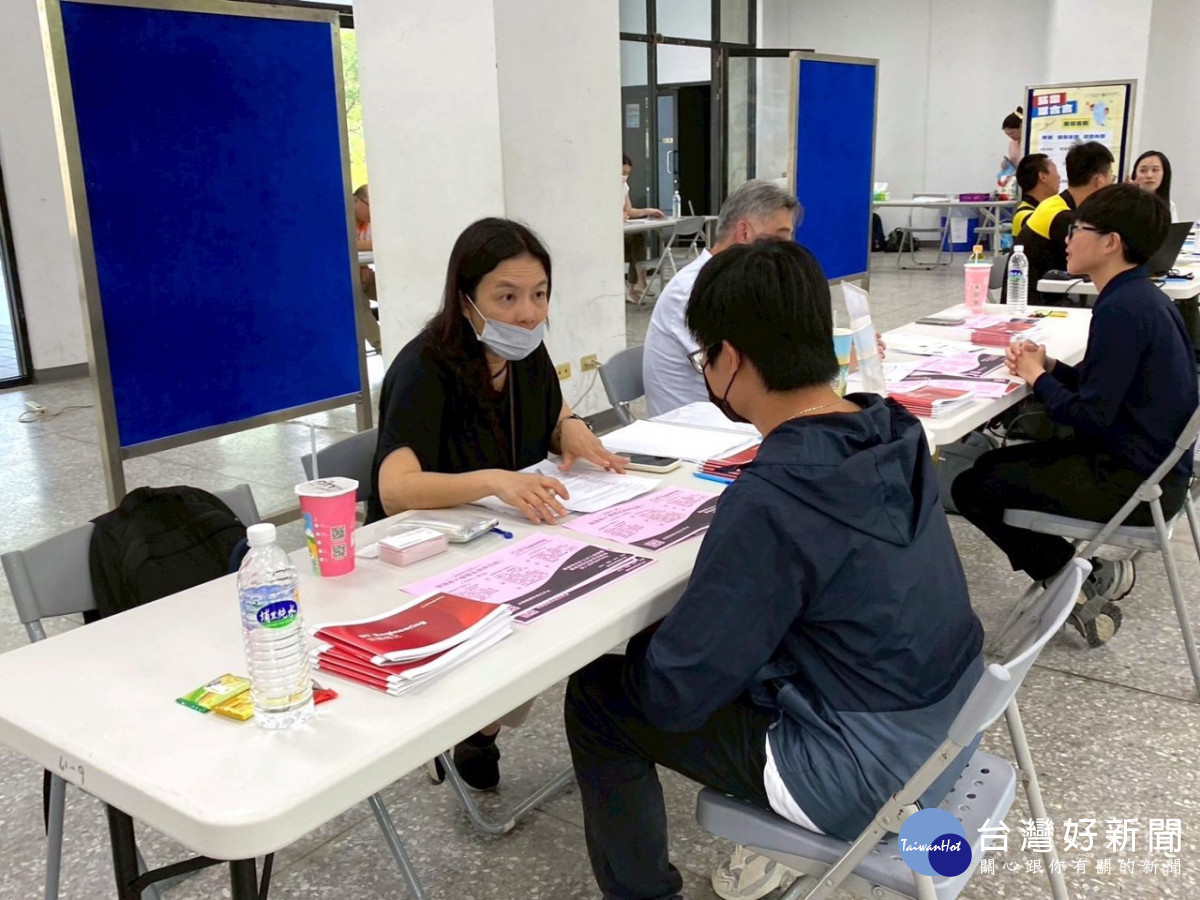 結訓前安排學員參與就業媒合會面試實況。