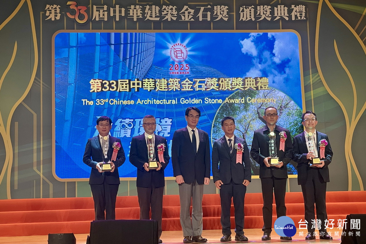 數位部政務次長林宜敬與獲獎單位合影。