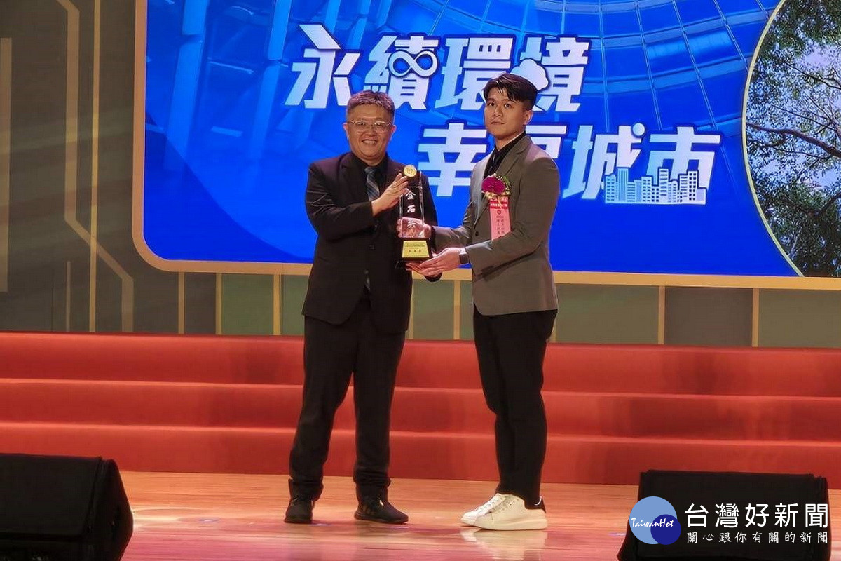 新工處林巳伸科長代表領獎。<br />
