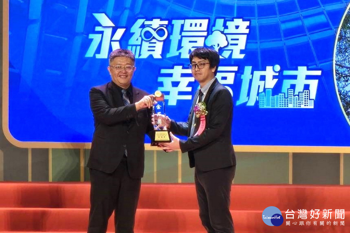 新工處鄭閎仁科長代表領獎。<br />
