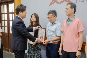 代理市長邱臣遠親自頒獎給獲獎單位。