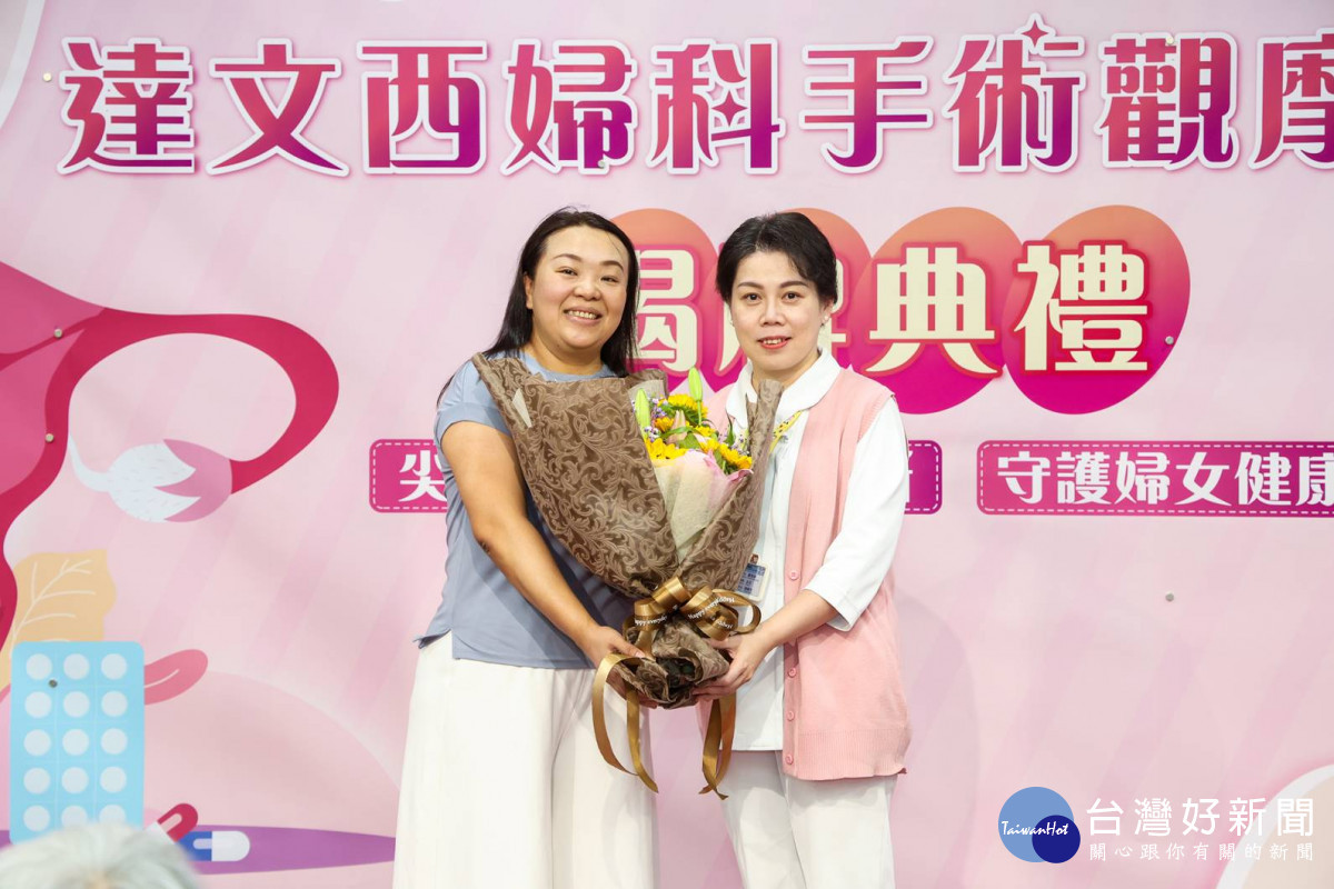 患者送花感謝護理人員悉心照護，護理部胡靜文主任代表接受贈花。