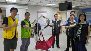 台電愛心志工捐贈4萬元，供創世基金會台中院區採購「高背移位吊帶」設備。