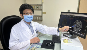 豐原醫院神經內科洪朝賢醫師提醒高齡或慢性病患者身體出現突發性抖動、單側無力或語言異常等症狀時，應儘速就醫檢查。