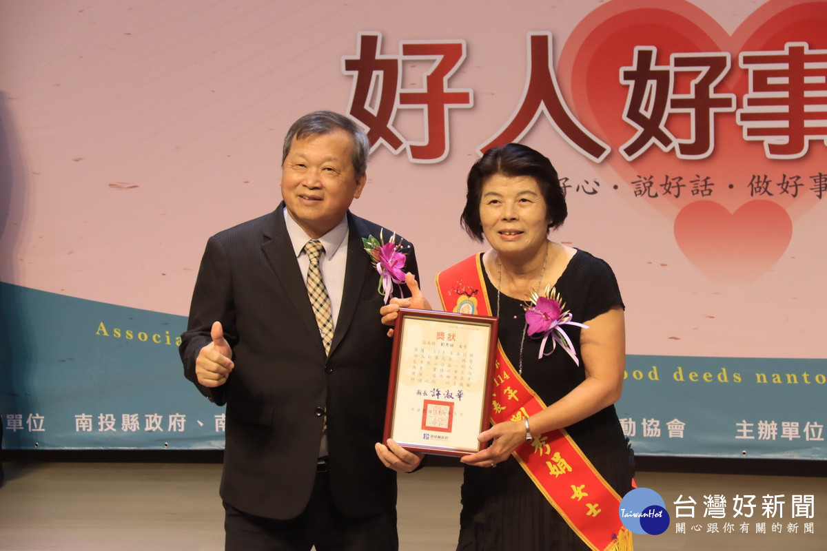 王副縣長頒獎予各代表。（記者扶小萍攝）