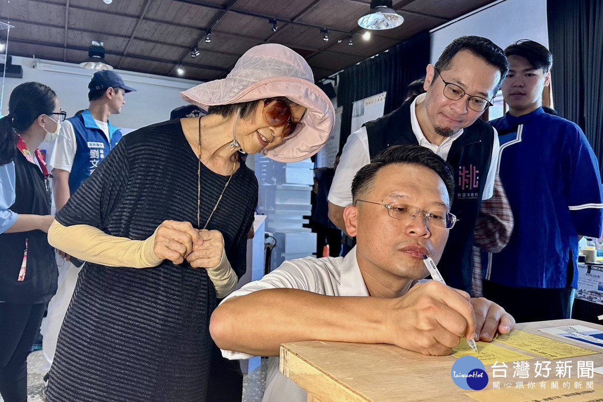 桃園市副市長蘇俊賓以紀念明信片寫下對黃永松、李南華老師的感謝。<br />
