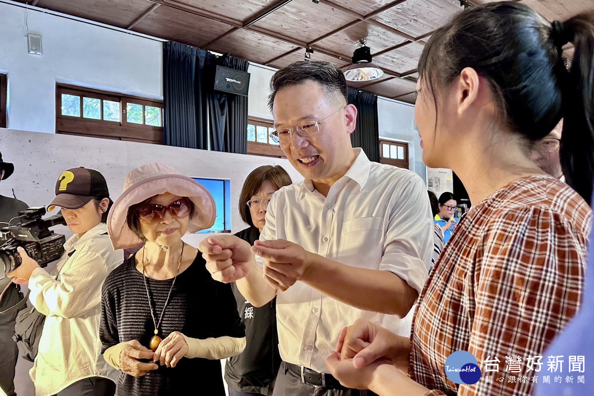 桃園市副市長蘇俊賓與民眾互動。