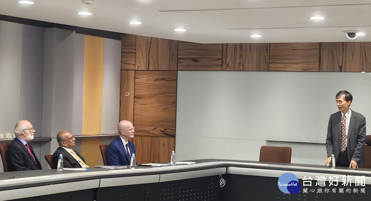 AACSB 訪視委員蒞臨中原大學進行認證訪視成果彙報，由校長李英明（圖右）親自接待。